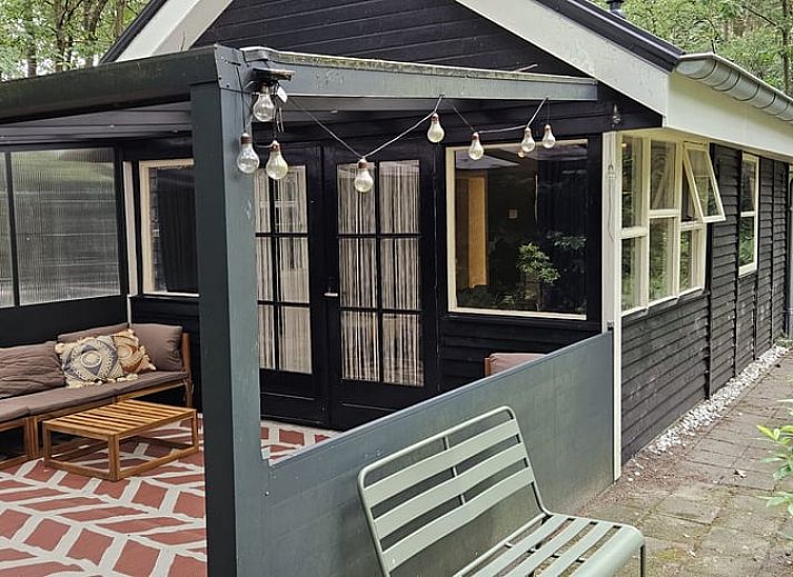 Gemuetlicher Innenbereich des Huisje in Norg, Ferienhaus in Nord-Drenthe, mit Kueche und Essbereich mit Blick auf die gruene Natur.
