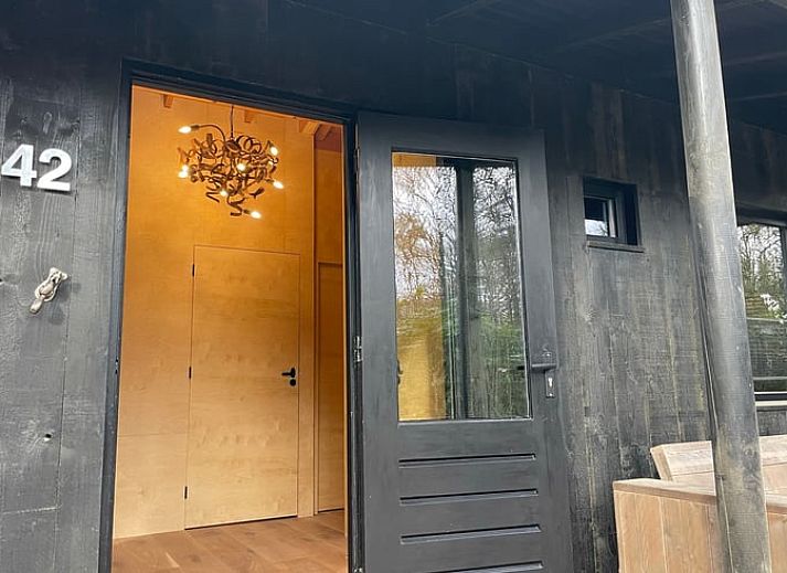 Huisje in Norg, een vakantiehuis in de groene bossen van Noord Drenthe, biedt een serene ontsnapping in de natuur.