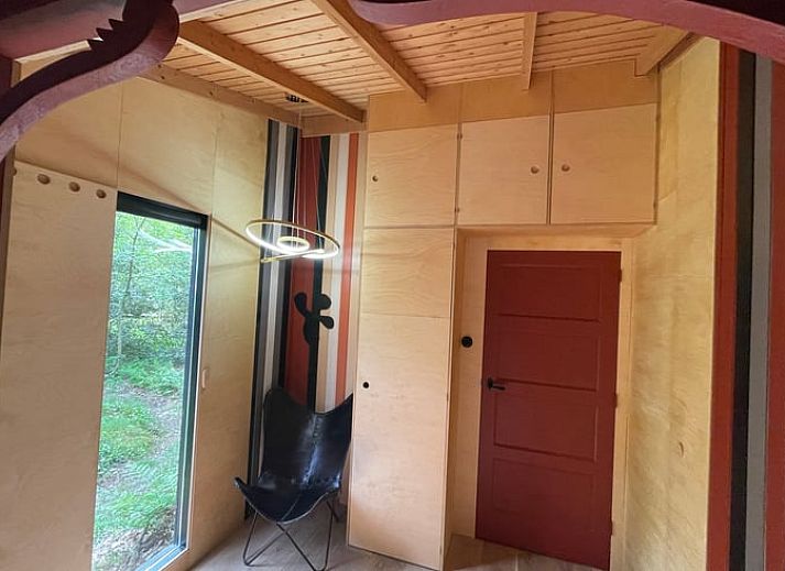 Ontspan in de natuur bij Huisje in Norg, een charmant vakantiehuis in Noord Drenthe, omgeven door groen en rustieke charme.