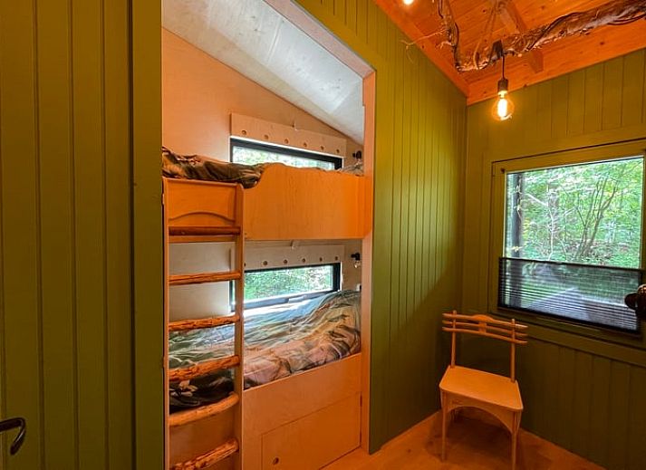 Ontspan in de natuur bij Huisje in Norg, een charmant vakantiehuis in Noord Drenthe, omgeven door groen en rustieke charme.