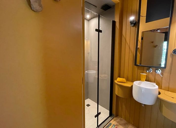 Ontspan in de natuur bij Huisje in Norg, een charmant vakantiehuis in Noord Drenthe, omgeven door groen en rustieke charme.