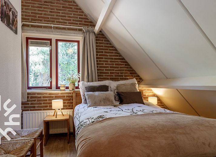 Gemuetliches Schlafzimmer im Ferienhaus DG434, Norg, Drenthe mit Holzschrank.