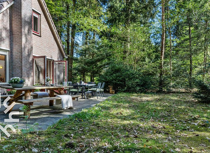 Gemuetliches Schlafzimmer im Ferienhaus DG434, Norg, Drenthe mit Holzschrank.