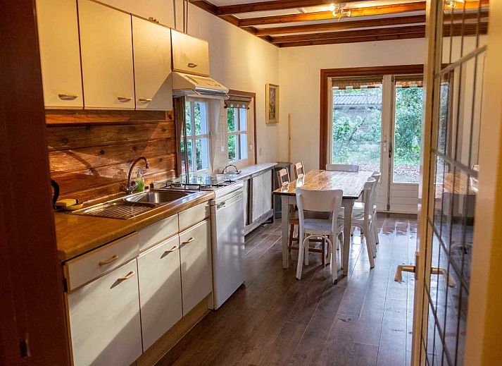 Gemuetliches Wohnzimmer von DG1404 in Norg, Nord-Drenthe mit Kueche und Gartenblick.