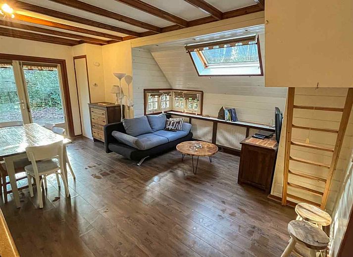 Gemuetliches Mansardenzimmer im Ferienhaus DG1404 in Norg, Nord-Drenthe mit drei Betten.