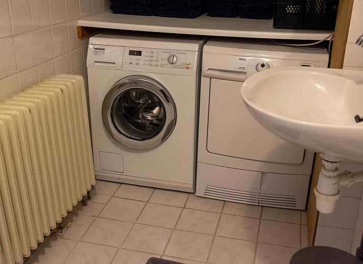 Ruime zolder met houten vloer in vakantiehuis DG1404 in Norg, Noord Drenthe.