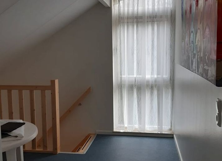 Moderne Kueche im Ferienhaus in Norg, Nord-Drenthe, mit Blick auf die gruene Natur, ideal fuer einen erholsamen Aufenthalt in Drenthe.