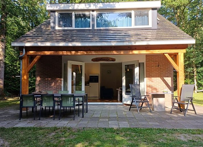 Moderne Kueche im Ferienhaus in Norg, Nord-Drenthe, mit Blick auf die gruene Natur, ideal fuer einen erholsamen Aufenthalt in Drenthe.