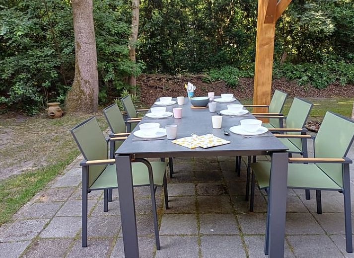 Moderne Kueche im Ferienhaus in Norg, Nord-Drenthe, mit Blick auf die gruene Natur, ideal fuer einen erholsamen Aufenthalt in Drenthe.