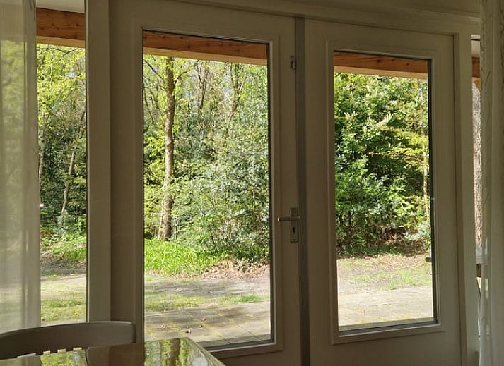 Moderne Kueche im Ferienhaus in Norg, Nord-Drenthe, mit Blick auf die gruene Natur, ideal fuer einen erholsamen Aufenthalt in Drenthe.