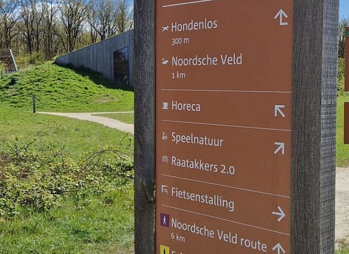 Gemuetliches Wohnzimmer des Ferienhauses in Norg, Nord-Drenthe, mit moderner Einrichtung und bequemer Sitzecke.