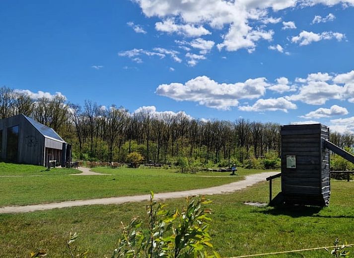 Gemuetlicher Innenbereich des Ferienhauses in Norg, Nord-Drenthe. Geniessen Sie ein helles Esszimmer mit Blick auf die umliegende Landschaft.