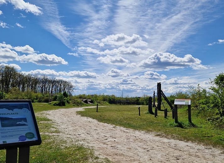 Gemuetlicher Innenbereich des Ferienhauses in Norg, Nord-Drenthe. Geniessen Sie ein helles Esszimmer mit Blick auf die umliegende Landschaft.