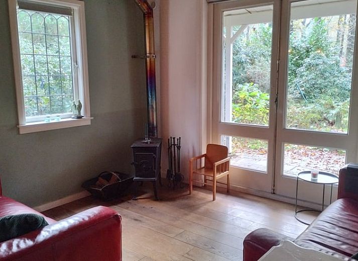 Geniessen Sie die ruhige, waldreiche Umgebung des Ferienhauses in Norg, Nord-Drenthe, mit einer rustikalen Terrasse und einem Picknicktisch.