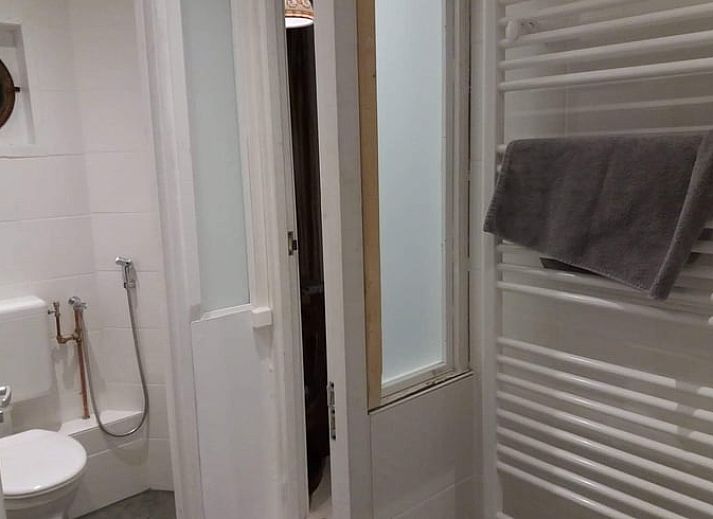 Beleuchteter Aussenbereich von Cottage in Norg, Ferienhaus in Drenthe, ideal fuer Abende.