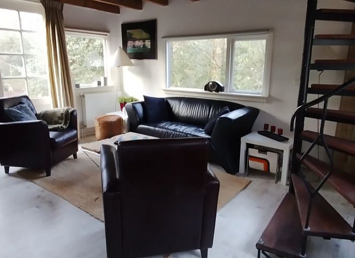 Esszimmer des Huisje in Norg, Ferienunterkunft in Nord-Drenthe, mit Holztisch und Stuehlen.
