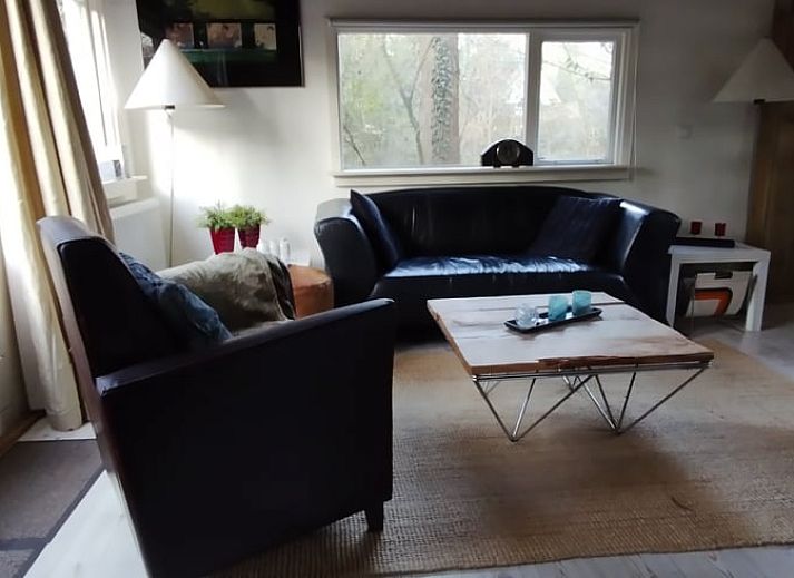 Esszimmer des Huisje in Norg, Ferienunterkunft in Nord-Drenthe, mit Holztisch und Stuehlen.