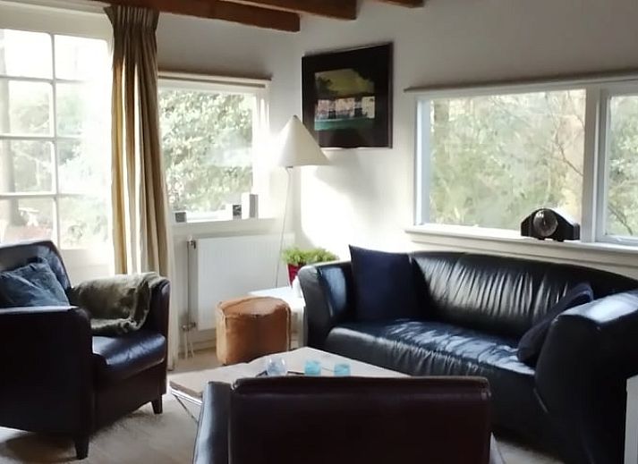 Esszimmer des Huisje in Norg, Ferienunterkunft in Nord-Drenthe, mit Holztisch und Stuehlen.