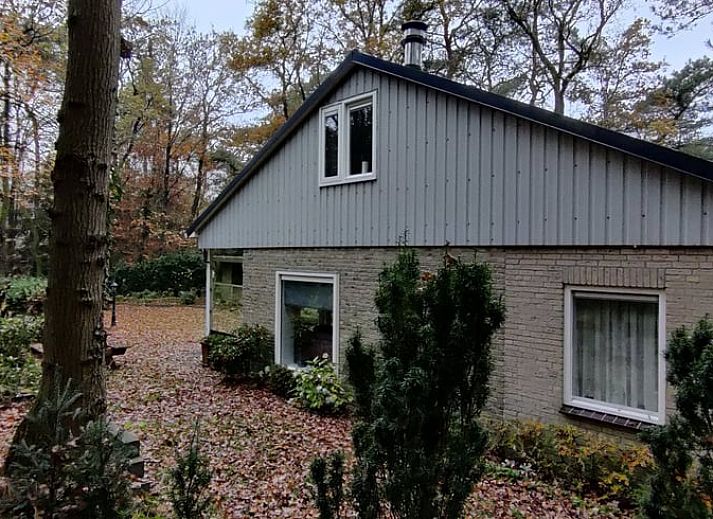 Entrance with gate to Cottage in Norg, vacation home in Norg, North Drenthe, surrounded by greenery.
