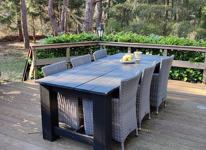 Entrance with gate to Cottage in Norg, vacation home in Norg, North Drenthe, surrounded by greenery.