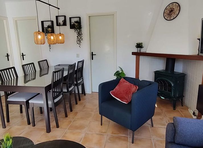 Quiet garden at Huisje in Norg, vacation home in Norg, North Drenthe, with flowers and bench.