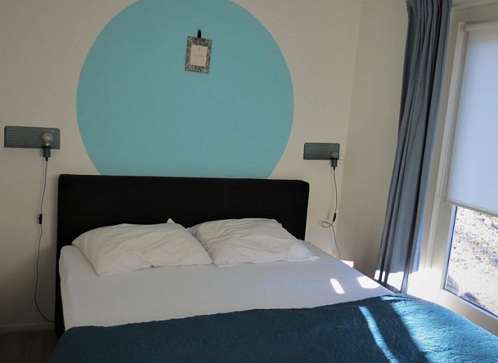 Geraeumige Terrasse am Ferienhaus Morgenster in Norg, Drenthe, mit Sitzgelegenheit und gruenem Garten fuer Spass im Freien.