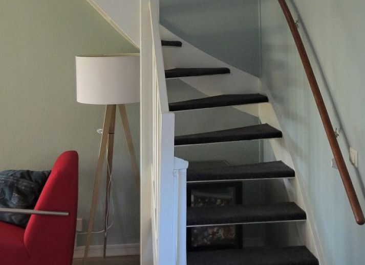 Geraeumige Terrasse am Ferienhaus Morgenster in Norg, Drenthe, mit Sitzgelegenheit und gruenem Garten fuer Spass im Freien.