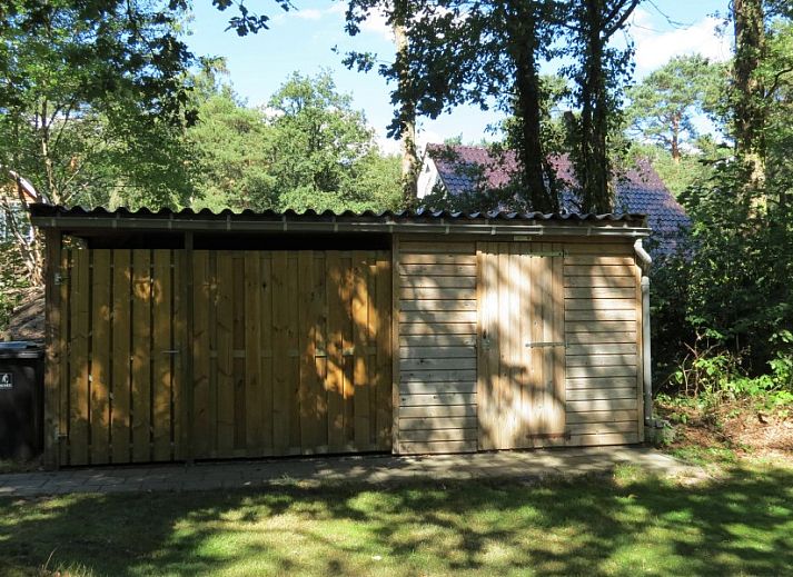 Innenraum des Ferienhauses Morgenster in Norg, Drenthe, mit moderner Tuer und heller Einrichtung.