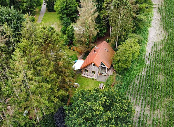 Luftaufnahme des Ferienhauses DG588 in Midlaren, Nord-Drenthe, umgeben von ueppigen Waeldern und Feldern.