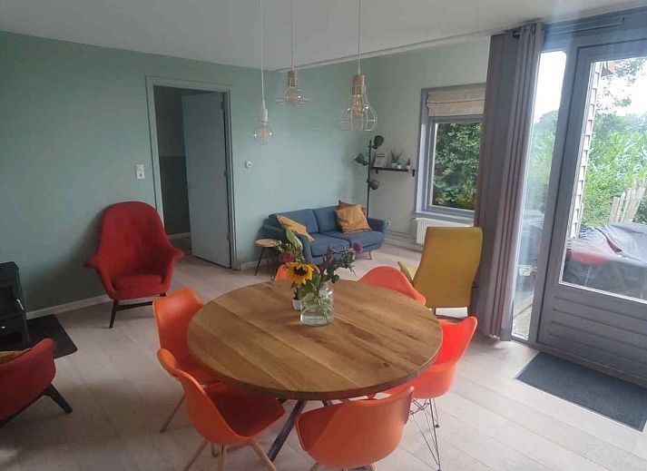 Luftaufnahme des Ferienhauses DG588 in Midlaren, Nord-Drenthe, umgeben von ueppigen Waeldern und Feldern.