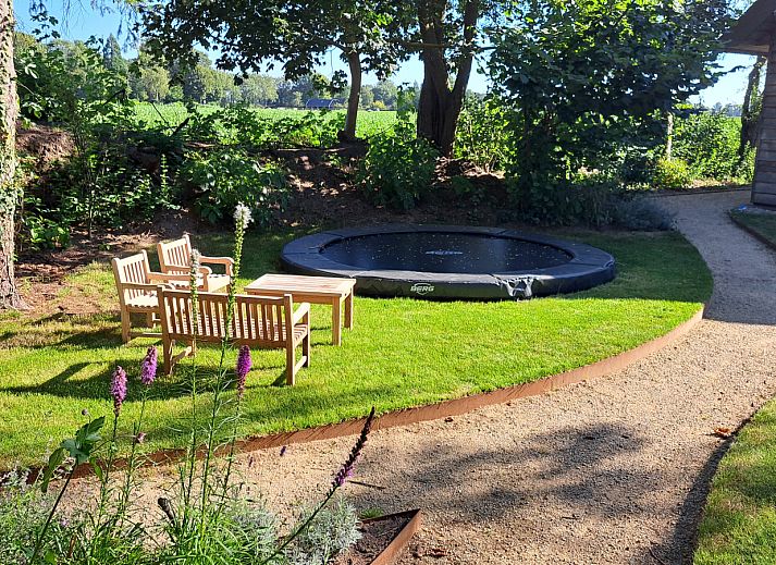 Luftaufnahme des Ferienhauses DG588 in Midlaren, Nord-Drenthe, umgeben von ueppigen Waeldern und Feldern.