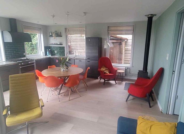 Draufsicht auf das Ferienhaus DG588 in Midlaren, Drenthe, mit Blick auf die gruene Natur und die umliegenden Felder.