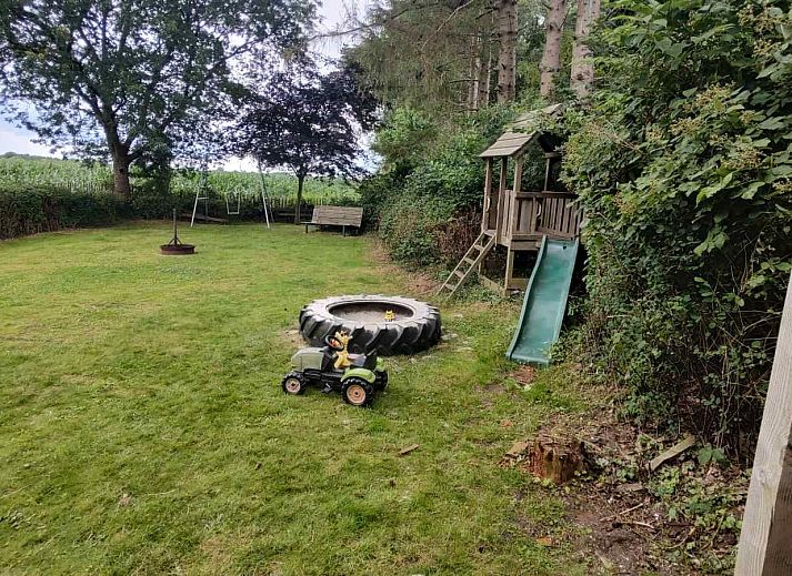 Draufsicht auf das Ferienhaus DG588 in Midlaren, Drenthe, mit Blick auf die gruene Natur und die umliegenden Felder.