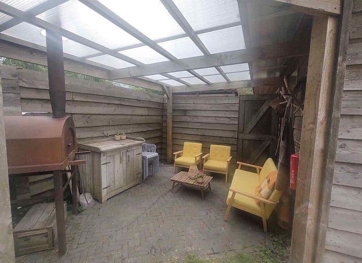 Gemuetliches Schlafzimmer im Ferienhaus DG588 in Midlaren, Drenthe, mit einem Doppelbett und Holzboden.