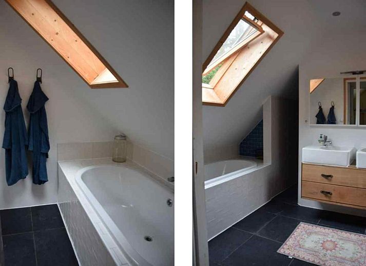 Gemuetliches Schlafzimmer im Ferienhaus DG588 in Midlaren, Drenthe, mit einem Doppelbett und Holzboden.