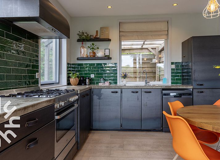 Zijaanzicht van DG588 vakantiehuis in Midlaren, Noord Drenthe, met houten gevel en omliggende natuur.
