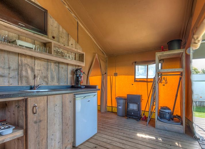 Safaritent 4 in Borger, Drenthe met ruime veranda in groene omgeving