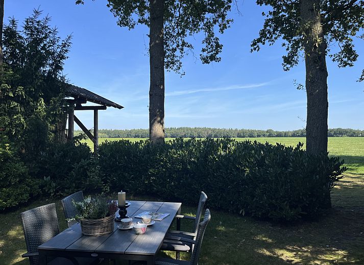 Gezellige keuken in vakantiehuis DG1879, Borger, Noord Drenthe met houten tafel en hanglamp.