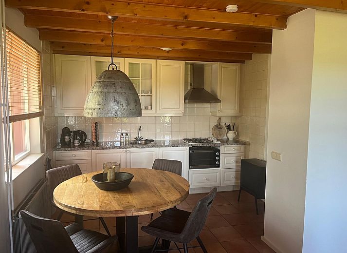 Gezellige keuken in vakantiehuis DG1879, Borger, Noord Drenthe met houten tafel en hanglamp.