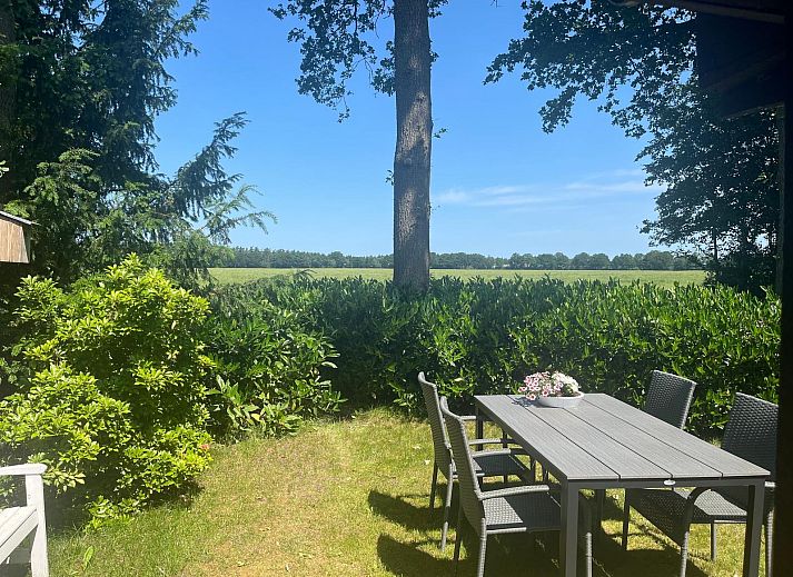 Badkamer in DG1879, Borger, Noord Drenthe met handdoekrek en rieten mand.
