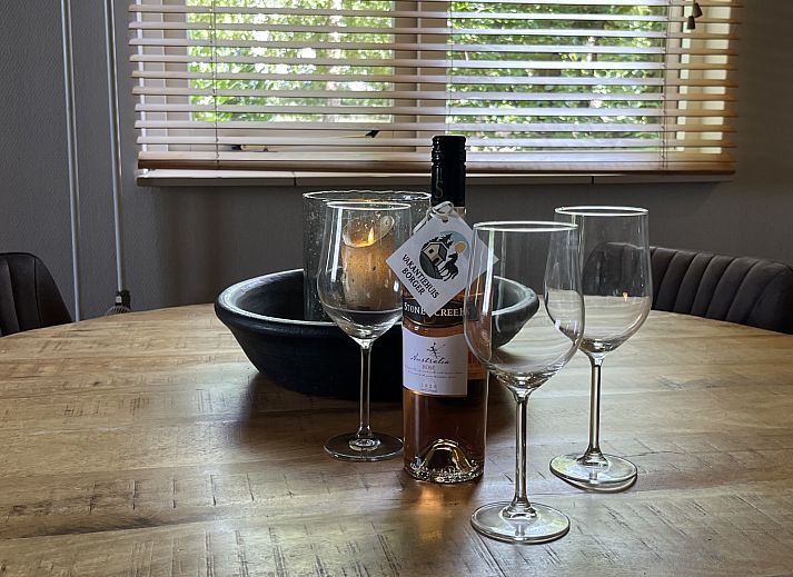 Badkamer in DG1879, Borger, Noord Drenthe met handdoekrek en rieten mand.