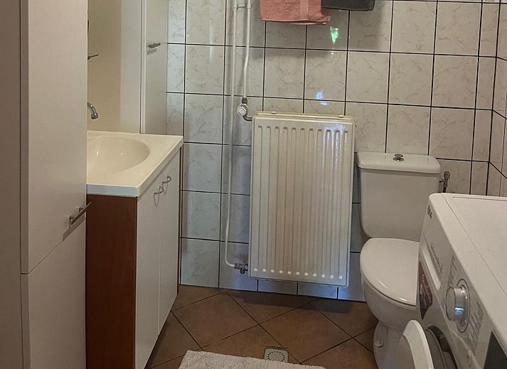 Badkamer in DG1879, Borger, Noord Drenthe met handdoekrek en rieten mand.