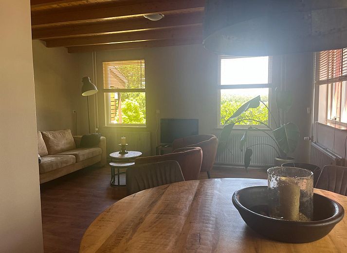 Badkamer in DG1879, Borger, Noord Drenthe met handdoekrek en rieten mand.