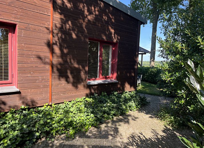 Stijlvolle woonkamer in vakantiehuis DG1879, Borger, Noord Drenthe met houten vloer.