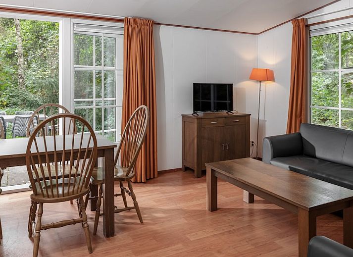 LU6K chalet in Borger, Noord Drenthe met ruime veranda en groene omgeving.