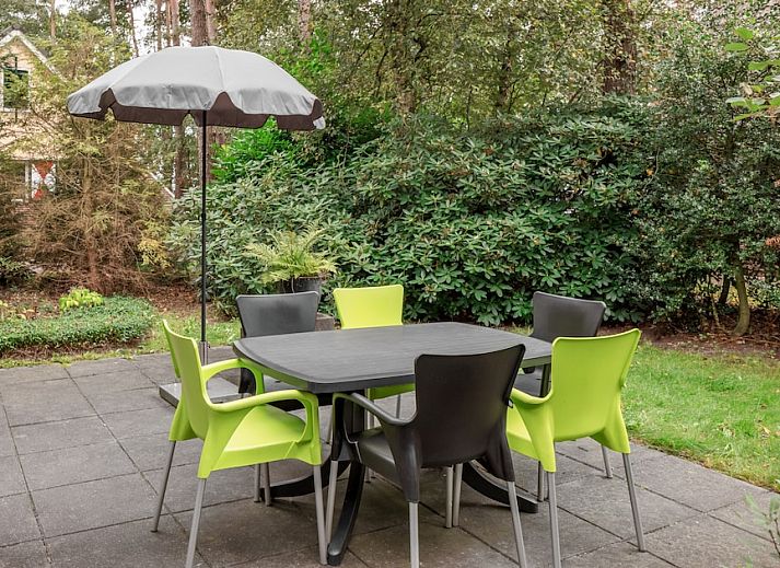 Gemuetliches Wohnzimmer des Bungalows L6A in Borger, Nord-Drenthe mit bequemer Sitzecke und Blick auf die umliegende Landschaft.