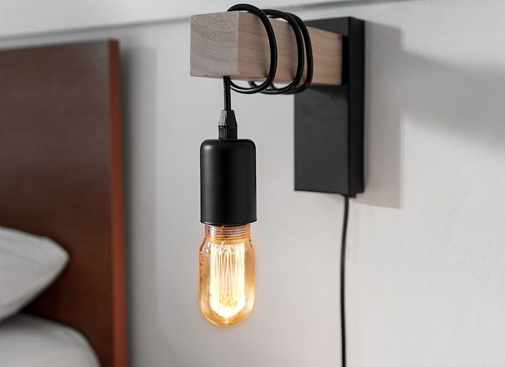 Gemuetliches Wohnzimmer im Bungalow L4B, Borger, Drenthe mit bequemen Sofas und modernen Moebeln.