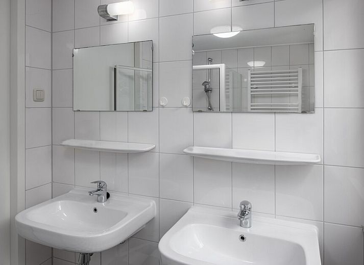 Gemuetliches Wohnzimmer im Bungalow L4B, Borger, Drenthe mit bequemen Sofas und modernen Moebeln.