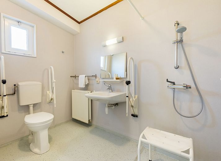 Gezellige woonkamer in chalet LU4M in Borger, Drenthe, met warme inrichting en uitzicht op de natuur.