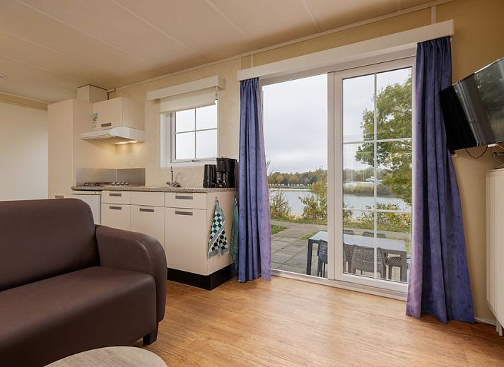 Chalet HU5 in Borger, Noord Drenthe biedt een serene vakantie-ervaring met een zonnig terras en groene omgeving in Drenthe.